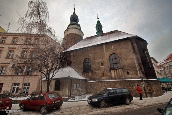Cztery z sześciu otworów strzelniczych w murze kaplicy św. Anny.