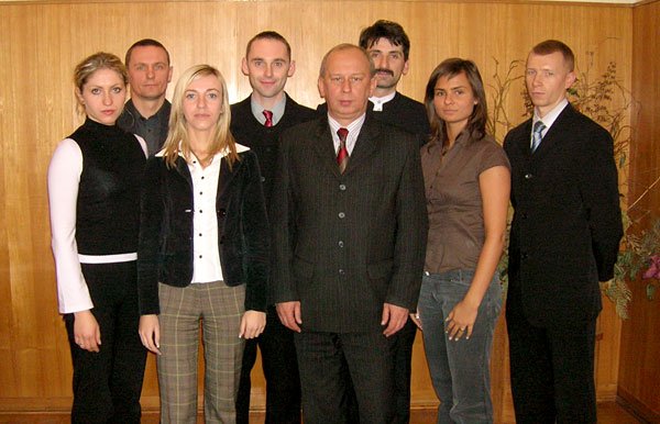 Nowi policjanci pozują do zdjęcia z podinsp. Ryszardem Modrzykiem.