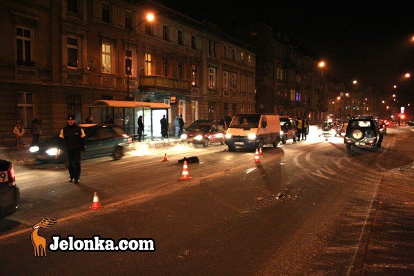 przez-pospiech-wpad-pod-samochod-25212