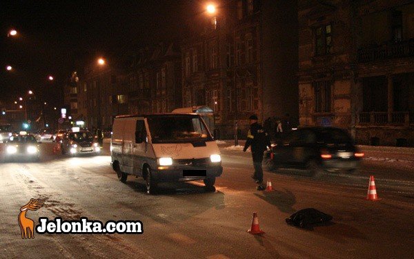 przez-pospiech-wpad-pod-samochod-25212