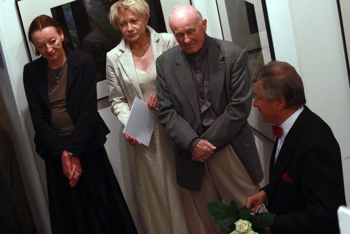 Waldemar Grzelak – pierwszy z prawej podczas wernisażu w czerwcu ubiegłego roku. JCK Galeria Korytarz.