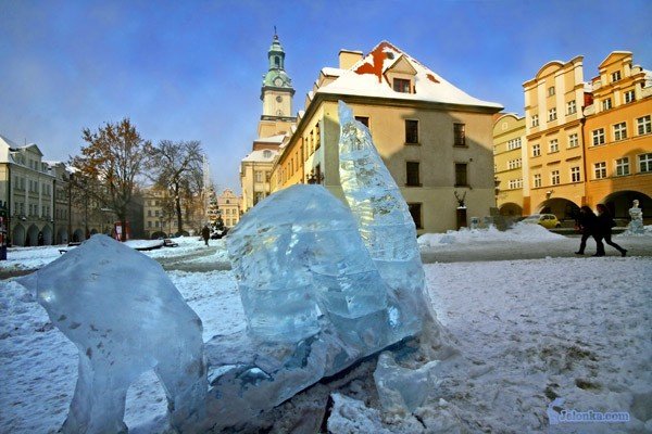 Wąż morski bez łba przestaje być ozdobą Rynku.