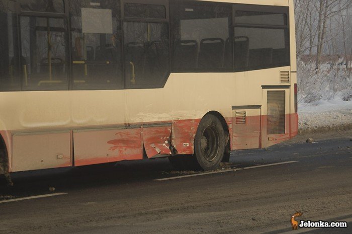 po-kraksie-z-autobusem-dwie-osoby-w-szpitalu-25421