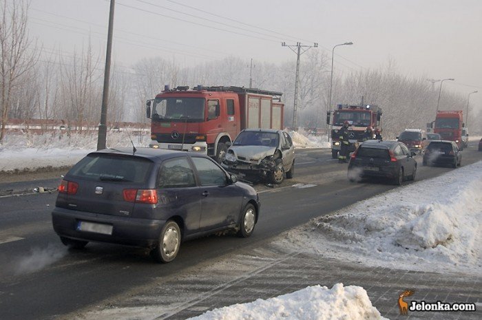 po-kraksie-z-autobusem-dwie-osoby-w-szpitalu-25421