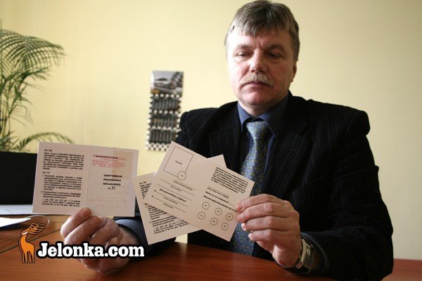 Legitymacja pracownika socjalnego musi mieć numer, pieczątkę MOPS – u, podstawę prawną, imię i nazwisko pracownika, opieczętowane zdjęcie. Dokument jest ważny na dany rok.