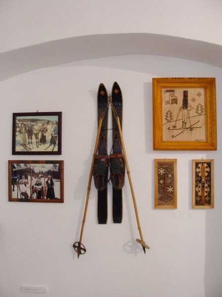 narty-retro-i-statuetka-dla-biegu-piastow-25444
