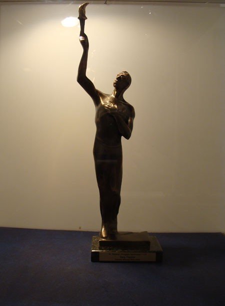 narty-retro-i-statuetka-dla-biegu-piastow-25444