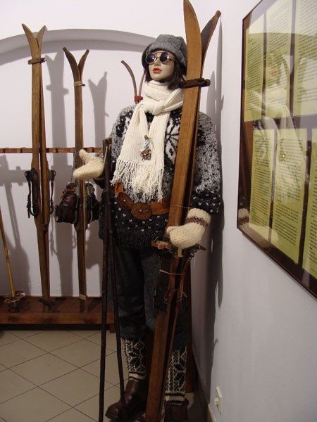 narty-retro-i-statuetka-dla-biegu-piastow-25444
