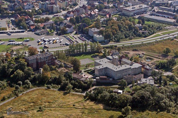 Wybrani uczniowie będą mogli podziwiać swoją szkołę z lotu ptaka.