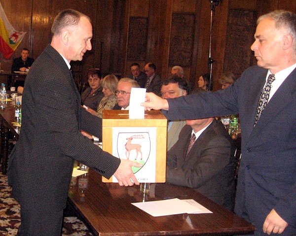 Wybory przewodniczącego rady: głos Cezariusza Wiklika (SLD) odbiera Jerzy Łużniak (PO).