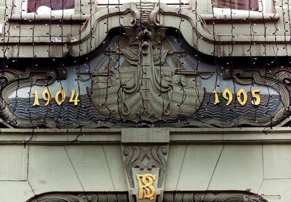 Jedna z najpiękniejszych morskich prezentacji: secesyjna płaskorzeźba na portalu gmachu domu towarowego z 1904 roku. Dziś to Galeria Karkonoska.