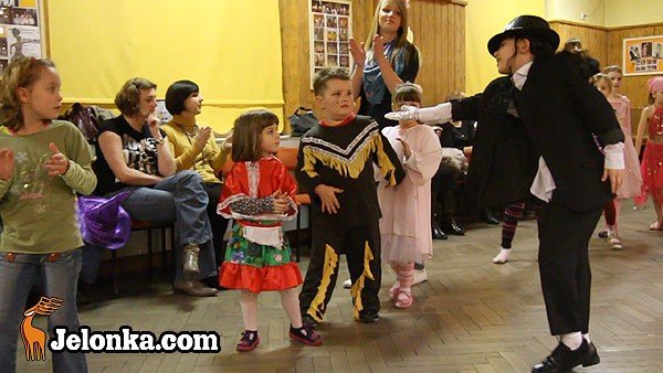 roztanczony-jelonek-w-rytmach-karnawau-video-25674