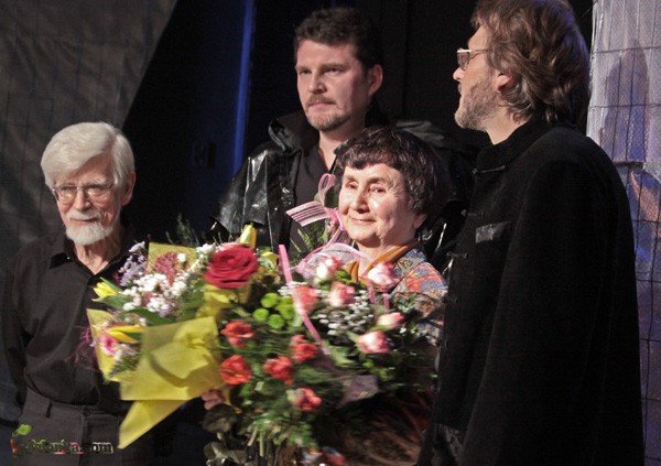 Alina Obidniak z Robertem Dudzikiem, Bogdanem Dominikiem i Januszem Kijańskim po premierze