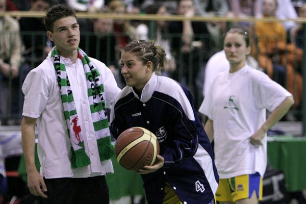 Dorota Wójcik walczy o piłkę obok Natalia Małaszewska.