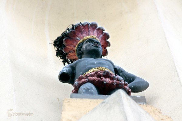 Zniszczona figurka murzyńskiego wojownika: za czasów świetności miała ramię trzymające włócznię.