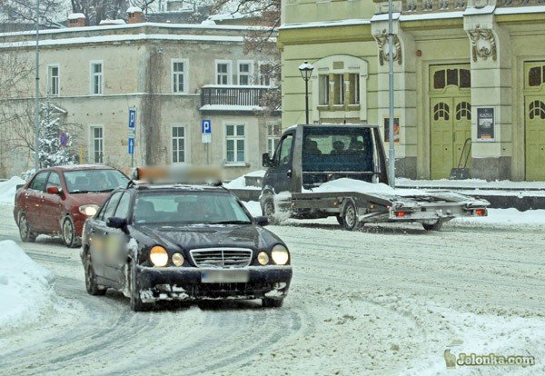 Skrzyżowanie ulic Wojska Polskie i Sudeckiej oraz skręt w prawo – w Sudecką – to bardzo niebezpieczne miejsce.
