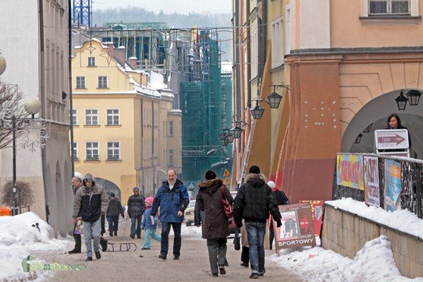 Dysproporcję widać wyraźnie z perspektywy ulicy Konopnickiej.