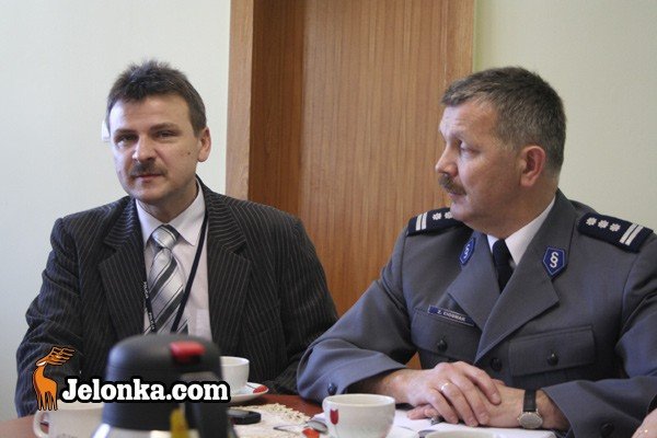 policja-zza-biurek-na-ulice-25847