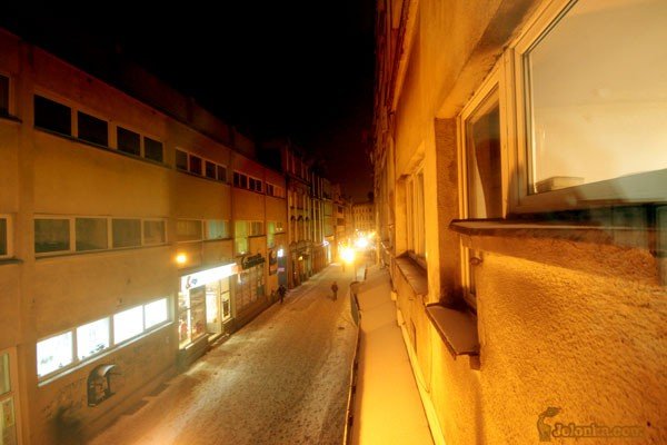 Ulica Długa wczoraj około godz. 18. Przechodniów można było policzyć na palcach.