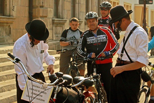Jeleniogórscy cykliści przed rajdem rowerowym w 40. rocznicę likwidacji tramwajów w Jeleniej Górze. 1 maja 2009