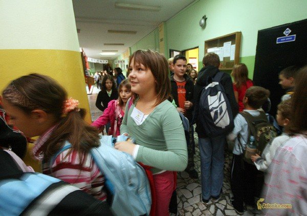 Przerwa na korytarzu w SP nr 11. Wrzesień 2008 roku.