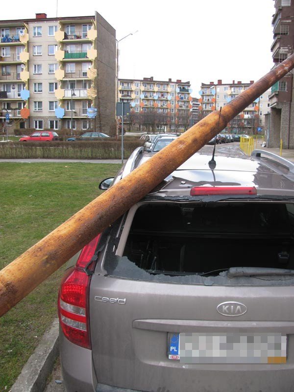 niebezpiecznie-pod-latarnia-26256