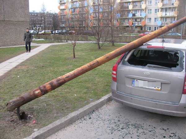 niebezpiecznie-pod-latarnia-26256