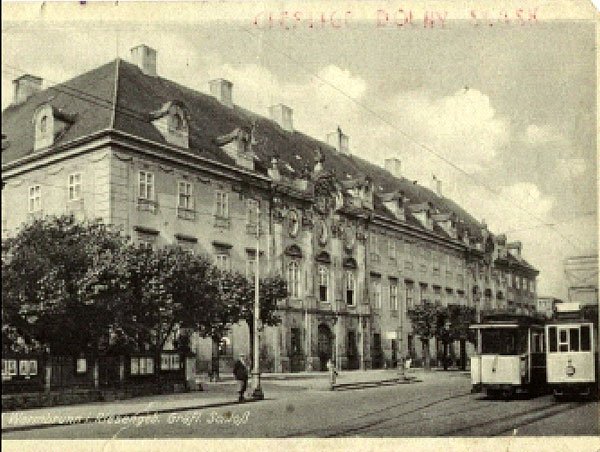 Tramwajowa mijanka przed pałacem Schaffgotschów. Tramwaje w rzeczywistości były czerwone. Panchoromatyczna klisza czarno-biała ten kolor oddawała jako biały.