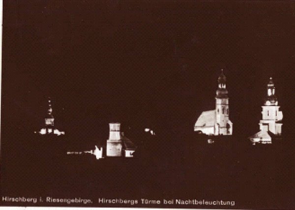 Iluminacja wież ratusza, baszty zamkowej, kościołów św. Erazma i Pankracego oraz św. Krzyża. Zdjęcie sprzed 1945 roku.