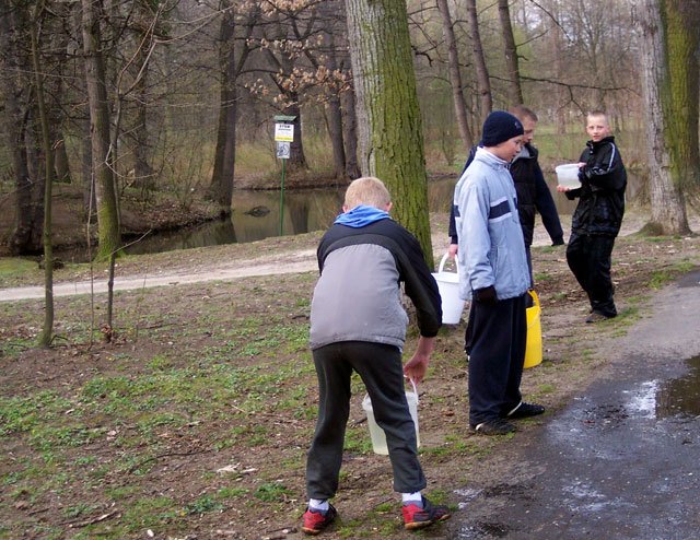 Młodzi mieszkańcy Cieplic podczas przedpołudniowego śmigusa dyngusa w parku Norweskim nie przeszkadzali nikomu.