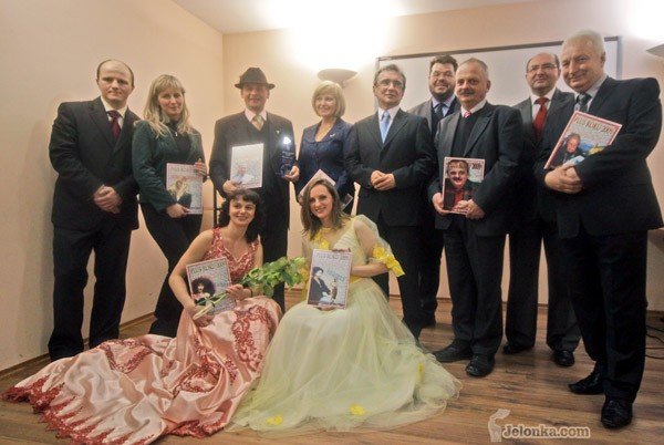 Nasi Laureaci z prezydentem Markiem Obrębalskim i wydawcami Jelonki.com: Wiktorem Marconim i Markiem Tkaczem