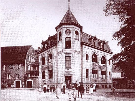 Łaźnia miejska na rogu Aussere Burgstrasse i Dunkle Burgstrasse (Podwale i Grodzka) Dziś kamienica komunalna. Domów z tyłu nie ma.