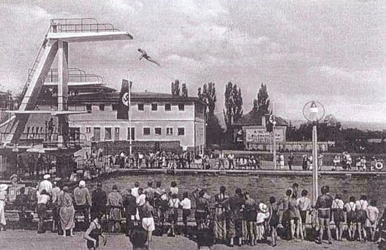 Zawody na olimpijskim basenie przy Schmiedebergerstrasse (Sudecka). Lata 30-te. Widać nazistowskie swastyki.