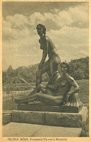Gołe baby przy basenie (ul. Świerczewskiego, dziś Sudecka). Fotograf ocenił je jako „Fragment Pływalni Miejskiej”.
