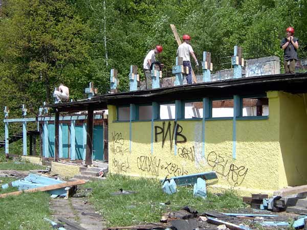 Harcerze w czynie społecznym rozbierają zbudowany za PRL też w czynie społecznym pawilon na Rakownicy.