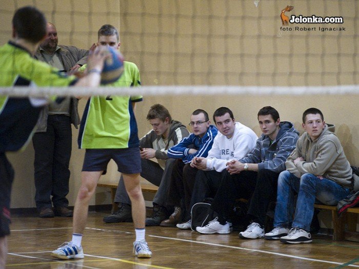 dwie-porazki-lidera-w-amatorskiej-lidze-siatkowki-26523