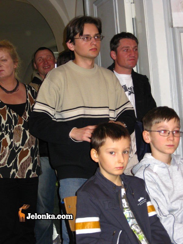dwojka-za-otwartymi-drzwiami-26614