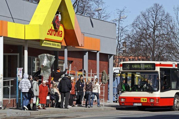 W dzień pasażerów zauważyć nie trudno. W nocy bywa z tym różnie...