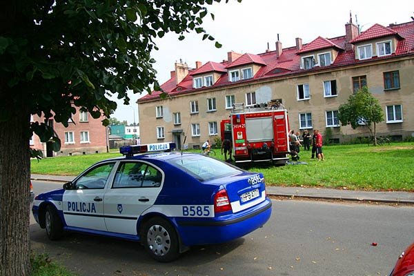 Na miejsce szybko podjechał strażacki wóz bojowy i policyjny radiowóz.