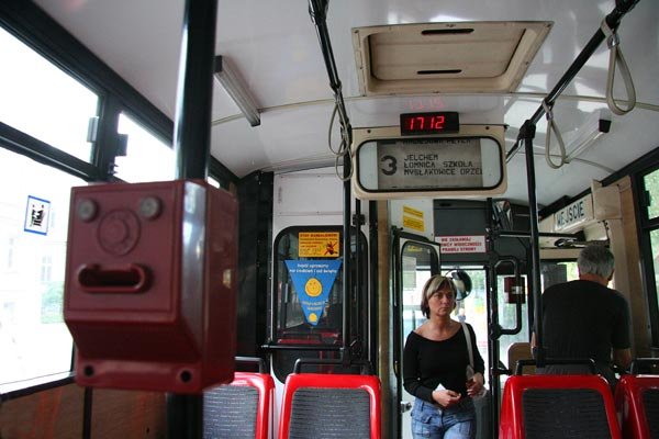 Wysłużone autobusy muszą być poddane gruntownemu remontowi.