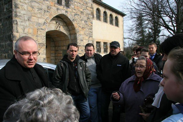 proboszcz-uciek-polna-droga-26739