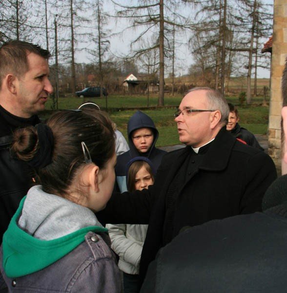 proboszcz-uciek-polna-droga-26739