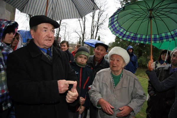 proboszcz-uciek-polna-droga-26739