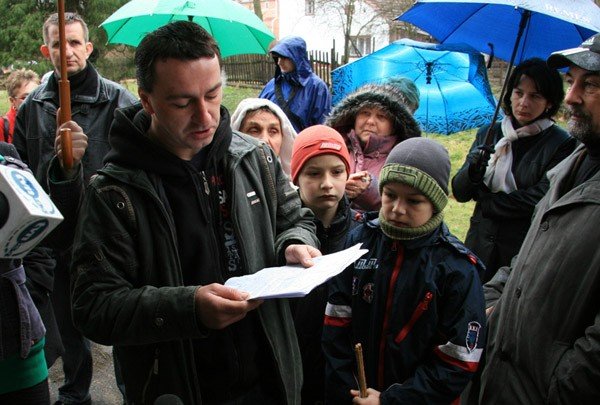 proboszcz-uciek-polna-droga-26739