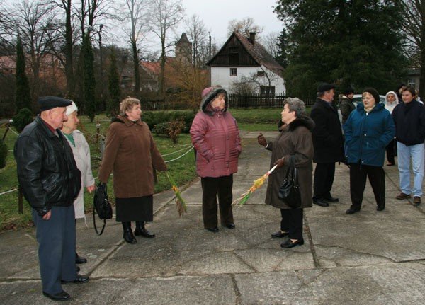 proboszcz-uciek-polna-droga-26739