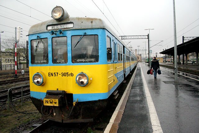 EN57 powstawał we wrocławskim PaFaWag-u od 1961 do 1993 roku. Jego projekt i prototyp opracowano w latach 30-tych minionego wieku. Uważa się, że jest to najdłużej produkowany pojazd szynowy na świecie.