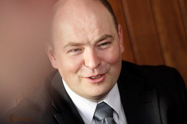 Miłosz Sajnog podczas dzisiejszej konferencji prasowej.