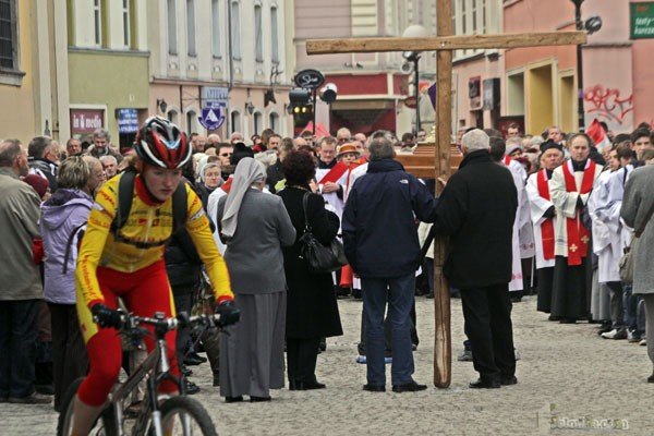 swiety-koscio-grzesznych-ludzi-26829