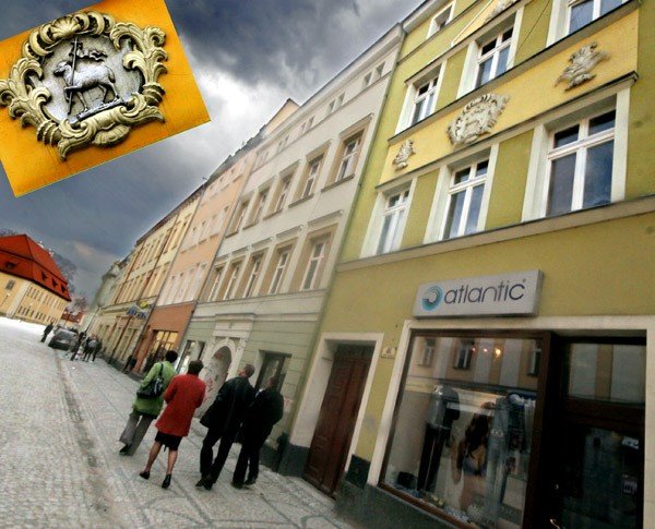 Świąteczny spacer pod wielkanocnym symbolem. Ulica 1 maja, 4 kwietnia 2010.