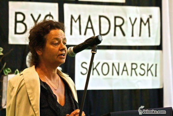 Halina Kot przemawia podczas rozpoczęcia roku szkolnego 2008/09. Gimnazjum nr 1. 1 września 2008.